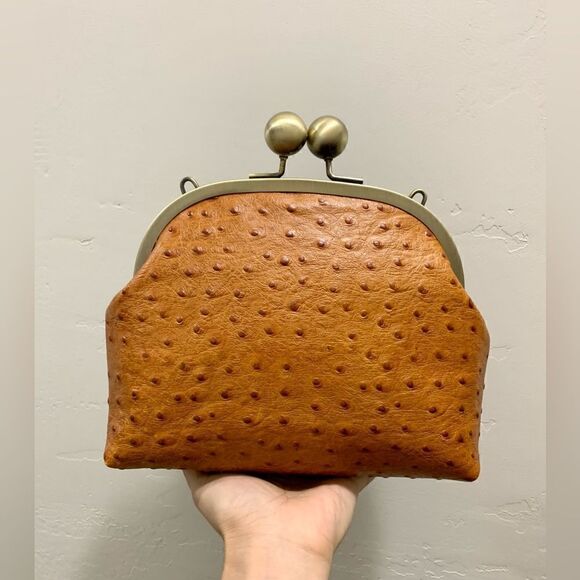 Handmade Genuine Cowhide Ostrich Textured Kisslock Wristlet/Crossbody & 2 Straps - Picture 4 of 16